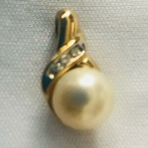 10k genuine diamonds Elegant Gold and Pearl Pendant